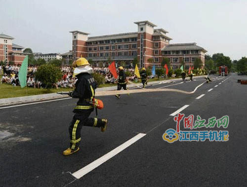 宜春消防支隊深入宜春中學(xué)開(kāi)展消防知識進(jìn)軍訓活動(dòng)
